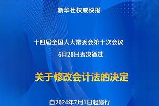 看完球接着送外卖？美团骑手身穿工作服，在大连梭鱼湾看球